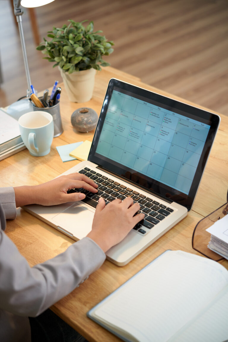 Manos de una asistente administrativa online organizando el calendario mensual en un portátil para optimizar la agenda de pymes y autónomos del País Vasco